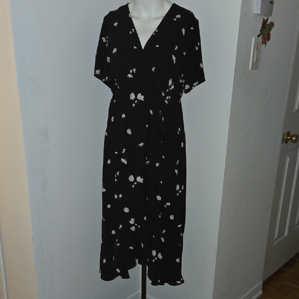 Thyme Maternity Black and White Floral Midi Dress